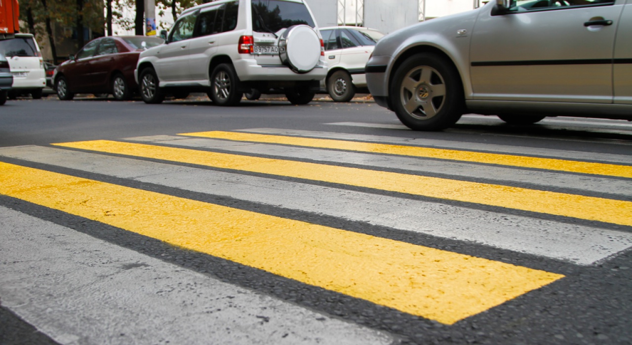 Белая разметка пешеходного перехода. Зебра дорожная разметка. Разметка желто белая. Желтая дорожная разметка. Пешеходная разметка.