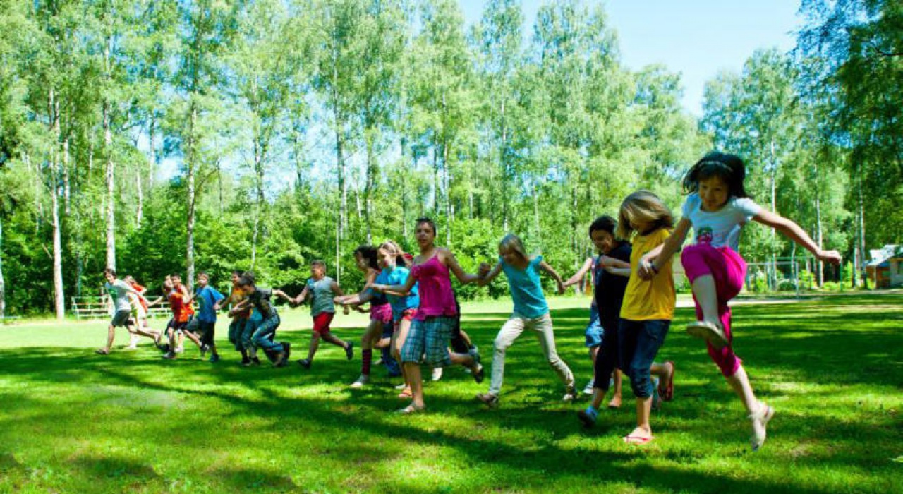 Развлечения на поляне. Детские оздоровительные лагеря. Оздоровительный лагерь для детей. Спортивные соревнования на свежем воздухе. Спортивный лагерь для детей.