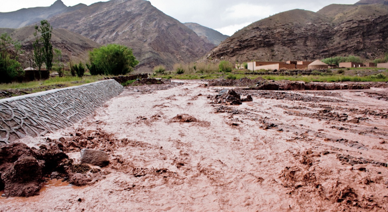 Сели это. Сель селевой поток. Селевой поток в Дагестане. Селевые потоки в горах. Сель в Узбекистане.