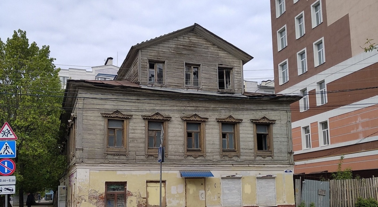 Старинный дом с мезонином продолжает разрушаться в Калуге
