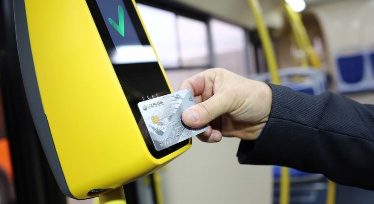 Расплачиваться банковской картой в автобусе